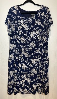 Vestido midi plisado floral azul marino Connected Apparel talla grande 20W iglesia oficina Foto 1 de 4