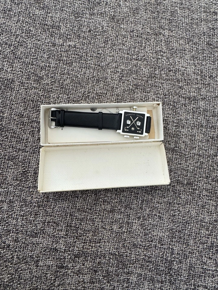 Relógio Dom de balcão de golfe Domatic Score & Cie padrão tom dourado Suíça - Imagem 1 de 4