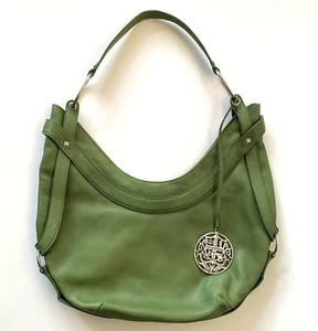 Juicy Couture grün Leder Schultertasche Halbmond Handtasche Medaillon Anhänger - Bild 1 von 10