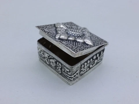 Solid Sterling Silver Floral Pill Box by GF 1997 Birmingham - 17g Cover