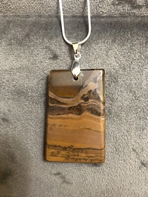 Colgante cuadrado de piedras preciosas de ojo de tigre marrón oscuro hecho a mano en cadena de serpiente plateada Foto 1 de 4