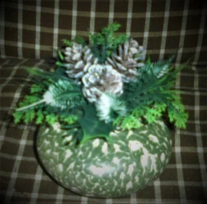 kleine Vase aus Keramik mit künstlichen Blumenstrauß Kunstblumen - Bild 1 von 3