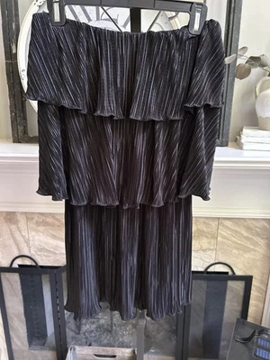 Minivestido ALEXIS negro plisado plisado hombro descubierto - talla M Foto 1 de 4