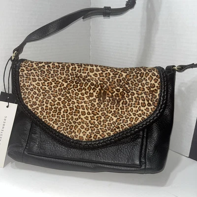 Bolso Bandolera Aimee Kestenberg $248 Sorrento Pelo de Becerro Leopardo y Cuero Negro Foto 1 de 4
