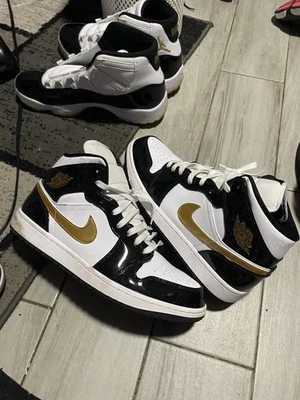 Jordan 1 Mid Patent Negro/Blanco Dorado Foto 1 de 4