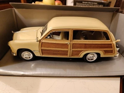 Ford Woody Wagon Panel 1949 giallo scala 1/18 di Motor City come nuovo in box. - Immagine 1 di 4