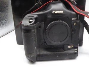 CANON EOS-1 DS MARK II DIGITAL - BODY WITH 3 BATTERIES & CHARGER + OTHER PARTS - Picture 1 of 12