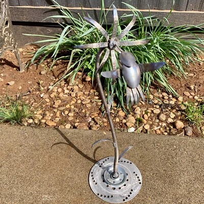 Chatarra Arte Abstracto Patio Colibrí y Flor 21.5" Cucharas Ciclo Gira Foto 1 de 4