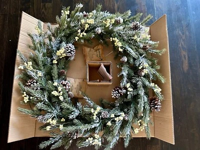 Новый в коробке керамический сарай освещенный замороженный 28 «сосна и белая ягода венок рождественский декор - Изображение 1 из 4