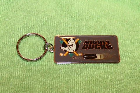 VINTAGE DISNEY ANAHEIM MIGHTY DUCKS HOCKEY METAL KEYCHAIN NHL 1993 PETER DAVID Cover