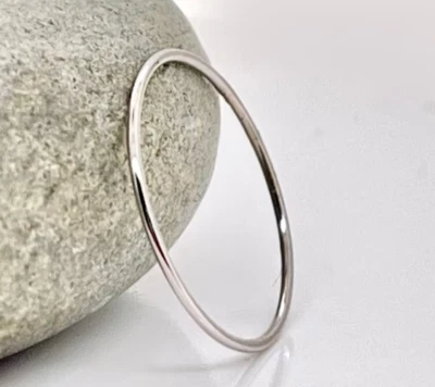 Anillo apilable fino redondo de platino, banda delgada lisa de platino macizo 950 Foto 1 de 4