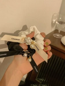 2 Pezzi Cambio Camelia Perla Fascia Elastica Coda di Cavallo Bianco e Nero - Foto 1 di 5
