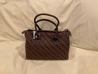 Bolso de Lona New York & Company en Marrón Monograma Foto 1 de 4