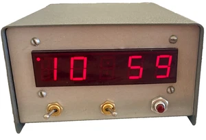 Sveglia digitale in metallo fatta a mano LED rosso vintage progetti interruttori steampunk - Foto 1 di 20