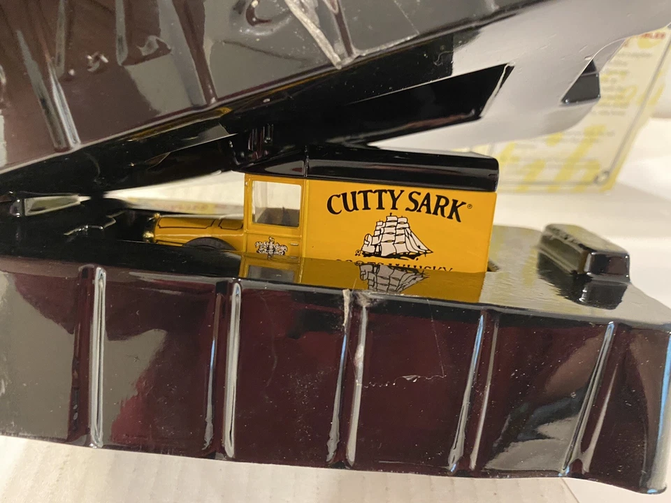 Matchbox Cutty Sark 29 1929 Morris Light Van Scotch Whiskey w/COA 1:43 B100 - Image 1 of 4