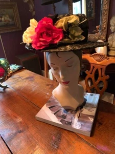 VINTAGE SCHWARZER GEWEBTER STROHHUT MIT ZWEI GROSSEN ROSEN & BLÄTTERN DRAUF. SCHÖN! - Bild 1 von 8