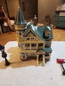 Heartland Valley Village deluxe porcelain lighted house Bad Box - Picture 1 of 6