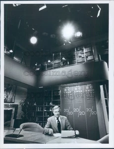 1979 Press Photo Hugh Downs Hosts 20 20 TV News Program 1970s - Picture 1 of 2