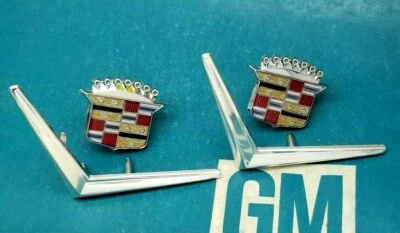 NOS GM 77 78 79 CADILLAC SEDAN COUPE DeVILLE ROOF CREST VEE V EMBLEM SAIL PANEL - Imagem 1 de 4