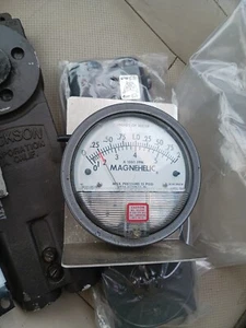 Dwyer Magnehelic Differential Pressure Gauge 1000 Fpm W23L BW Tr - Picture 1 of 5