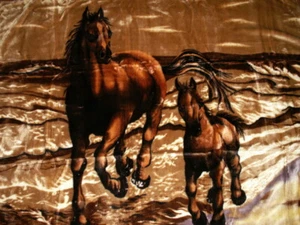 Tagesdecke Kuscheldecke Wohndecke Decke Plaid Pferd mit Fohlen braun 160x200cm - Bild 1 von 1