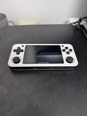 Anbernic RG351P Retro Emulazione Portatile - 3,5 Pollici IPS - Bianco - 64GB - AS-IS - Immagine 1 di 4
