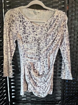 Blusa Cabi Estampado Serpiente Doble Imitación Envoltura Manga 3/4 Talla XS Foto 1 de 4