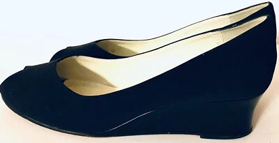 Sapato Bruno Magli Feminino Tamanho 9C Preto Salto Cunha Peep Toe Pump Couro Crepe Excelente Estado Usado - Imagem 1 de 4