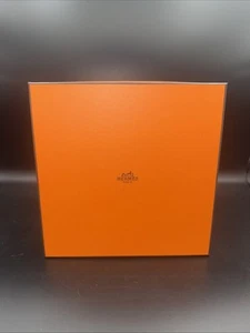 Leere HERMES Geschenkbox ORANGE authentisch quadratisch 8,5” x 8,5” x 3,75” - Bild 1 von 4