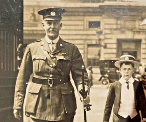 FOTOGRAFÍA DEL PALACIO BUCKINGHAM DE LAS SALIDAS DE OFICIAL MISTERIOSO DE LA PRIMERA GUERRA MUNDIAL 9/13 CM ¿QUIÉN ES? - Imagen 1 de 9