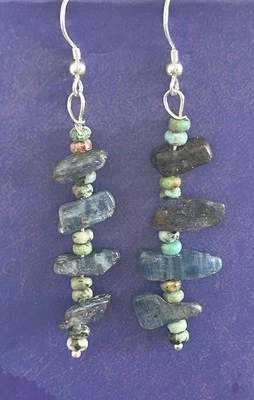 Pendientes colgantes artesanales de plata de ley con gancho de piedras preciosas de cianita Foto 1 de 4