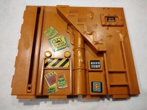 Vintage 1989 Ninja Turtles Sewer Lair Playset Elevator Wall Part - Good Part - Picture 1 of 8