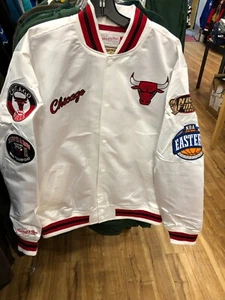 CHICAGO BULLS   CITY COLLECTION JACKET MENS MITCHELL & NESS WHITE - Picture 1 of 6