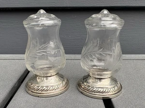 Shaker di sale vintage Quaker Silver Co ponderato sterling uragano vetro inciso - Foto 1 di 9