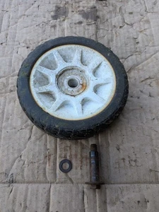Rueda delantera LAWN BOY 10301 Silver Series grado comercial con perno y arandela - Imagen 1 de 7