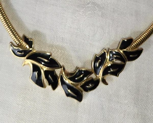 Vtg. Trifari Gold Tone Snake Chain, Black Enamel Leaf Design Bib Choker Signed - Picture 1 of 8