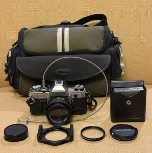 Canon AE-1 analoge 35-mm-Spiegelreflexkamera + 50 mm f/1,8 + Zoomobjektiv + Tasche + Filter TEST FUNKTIONIERT - Bild 1 von 24