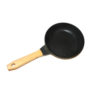 Poêle à frire Staub manche en bois de hêtre 8 pouces en fonte, fabriquée en France - Photo 1/15