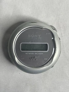 Untested - Sony NW-E107 Network Walkman 1 GB Digital Music Player (Silver) - Picture 1 of 2