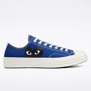 COMME DES GARCONS CDG PLAY CONVERSE AZUL BAJO NEGRO CORAZÓN AZ-K121-001-2 - Imagen 1 de 10