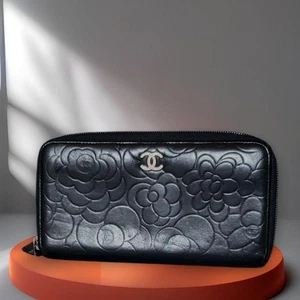 CHANEL Portafoglio Lungo Camelia Zip Tonda Nero Pelle di Agnello Argento Logo CC - Foto 1 di 16