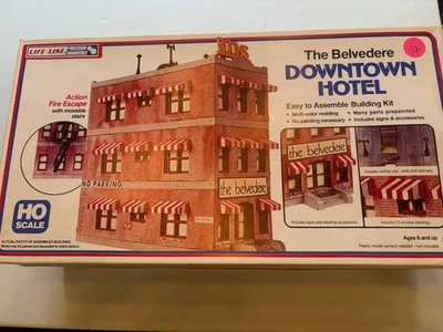 Life Like 1339 HO Scale Belvedere Downtown Hotel -- Kit - Image 1 of 2