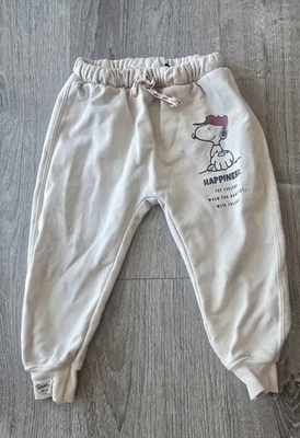 Joggers Zara Snoopy Peanuts talla 3-4 Felicidad... The Feeling You Get When  Foto 1 de 4