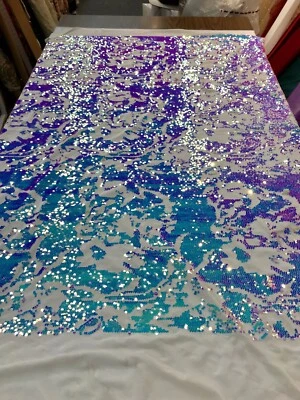 LENTEJUELAS IRIDISCENTES AZULES-LILA SOBRE TERCIOPELO ELÁSTICO DE 4 VÍAS MARFIL-SE VENDEN POR YARDA. Foto 1 de 4