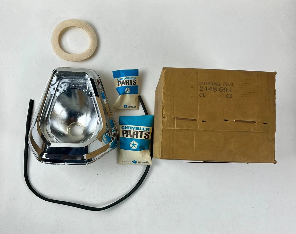 Carcaça de lanterna traseira direita NOS Mopar 1964 Chrysler Models #2448691 - Imagem 1 de 1