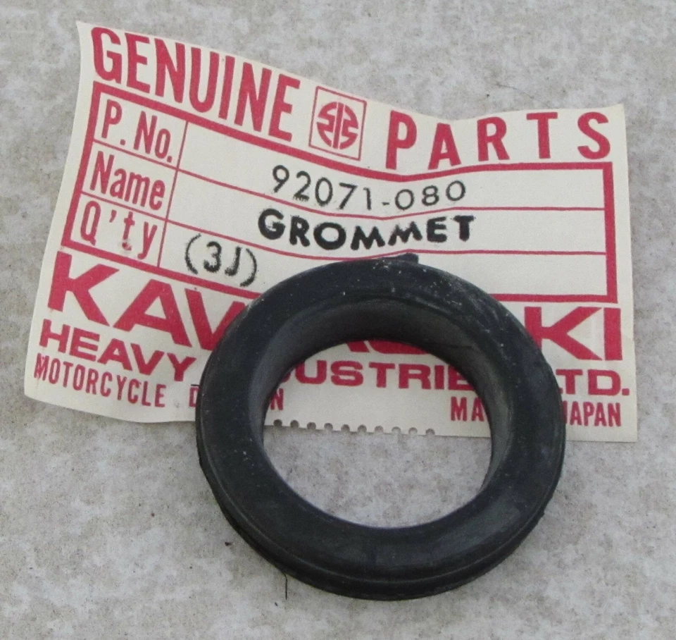 Ojal de cubierta lateral Kawasaki LH para KE125 KS125 KE175 KD125 KD175 KE250 KT250  Foto 1 de 1