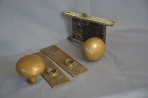 NICE PAIR ANTIQUE INTERIOR DOOR SOLID BRASS DOORKNOBS BACK PLATES & LOCKSET - Picture 1 of 13