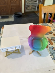 Mesa de salón Rainbow High para casa de muñecas de oro blanco - Imagen 1 de 5