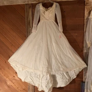 Vintage Ivory Wedding Gown Floral Embriodery Tulle Lace Queen Ann Long Sleeve 12 - Picture 1 of 11