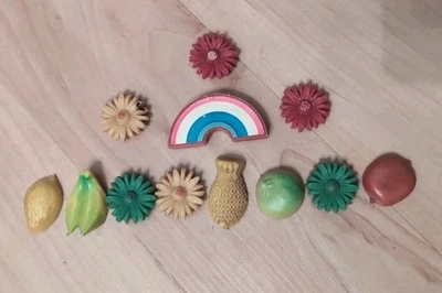 12 imanes de nevera vintage de plástico con flores de margarita, frutas y arco iris  Foto 1 de 4